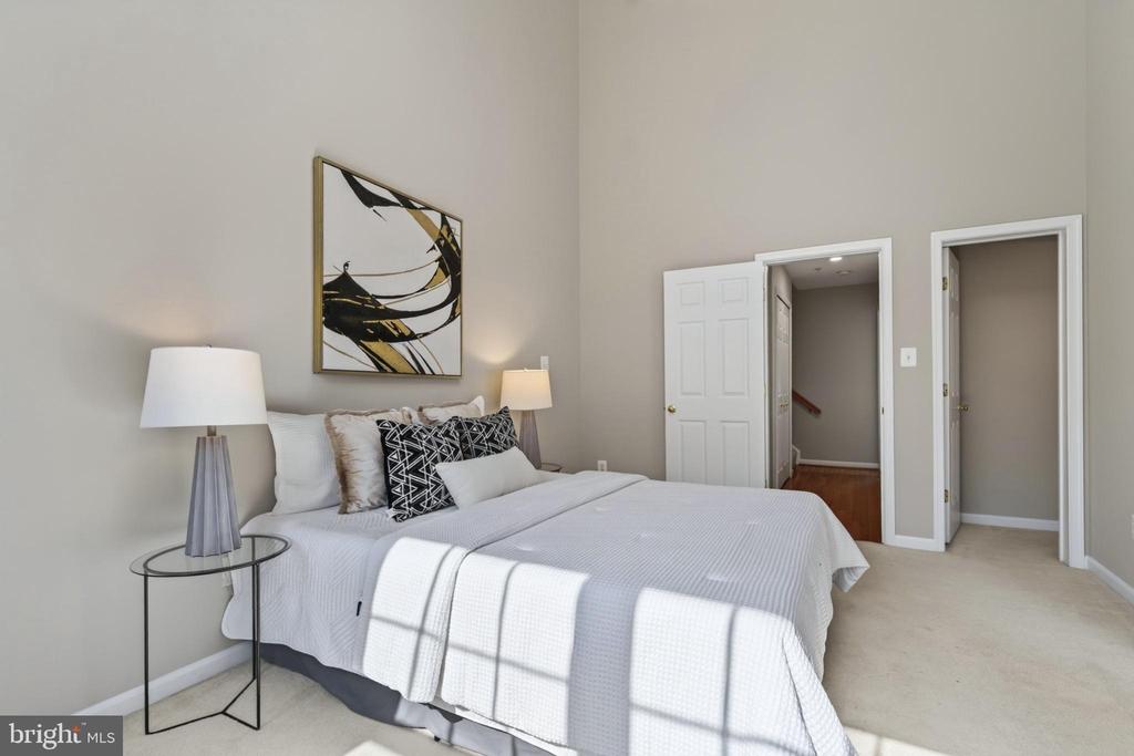 2402 N GREENBRIER COURT