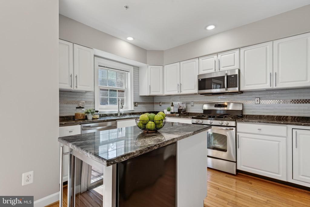 2402 N GREENBRIER COURT