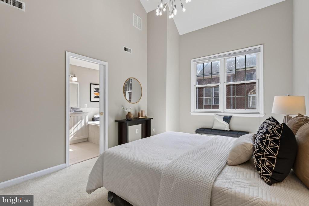 2402 N GREENBRIER COURT