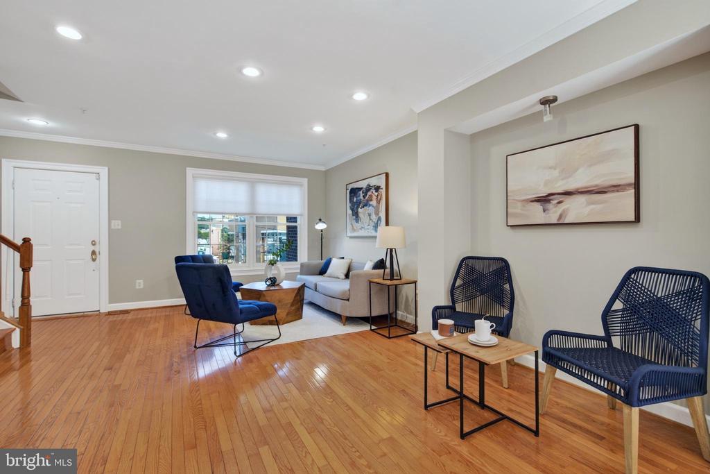 2402 N GREENBRIER COURT