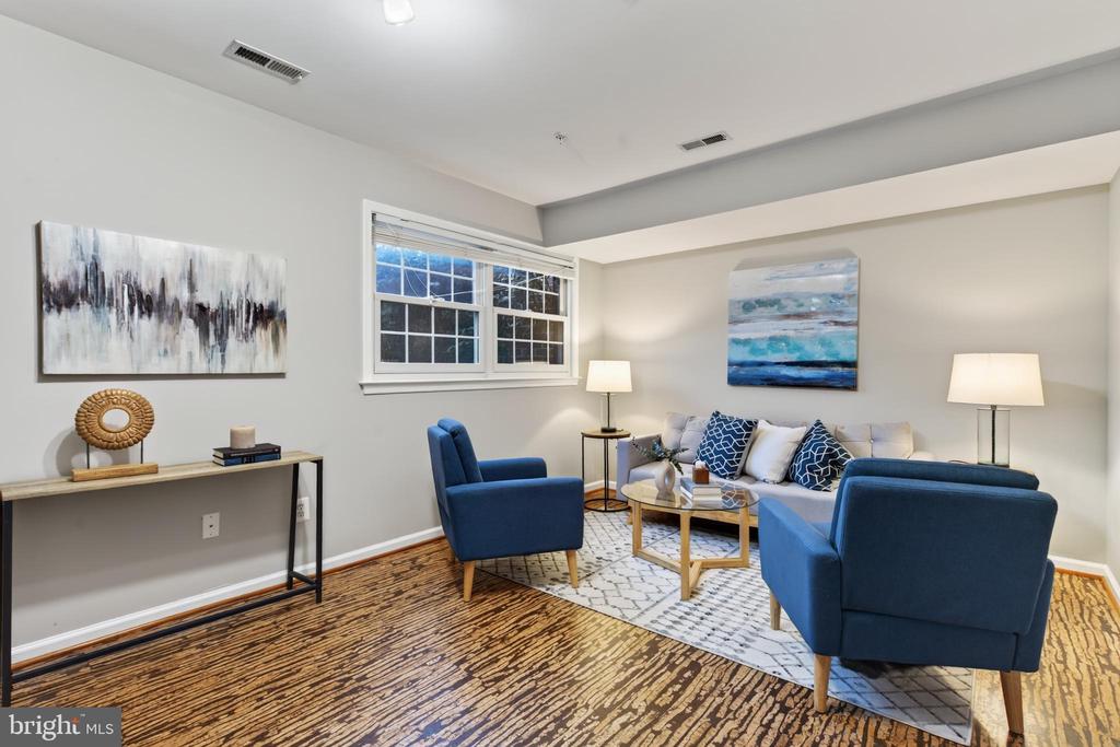 2402 N GREENBRIER COURT