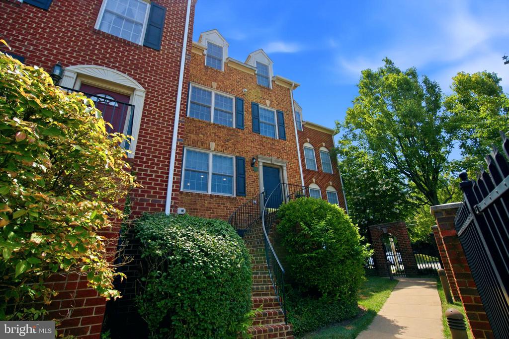 2402 N GREENBRIER COURT