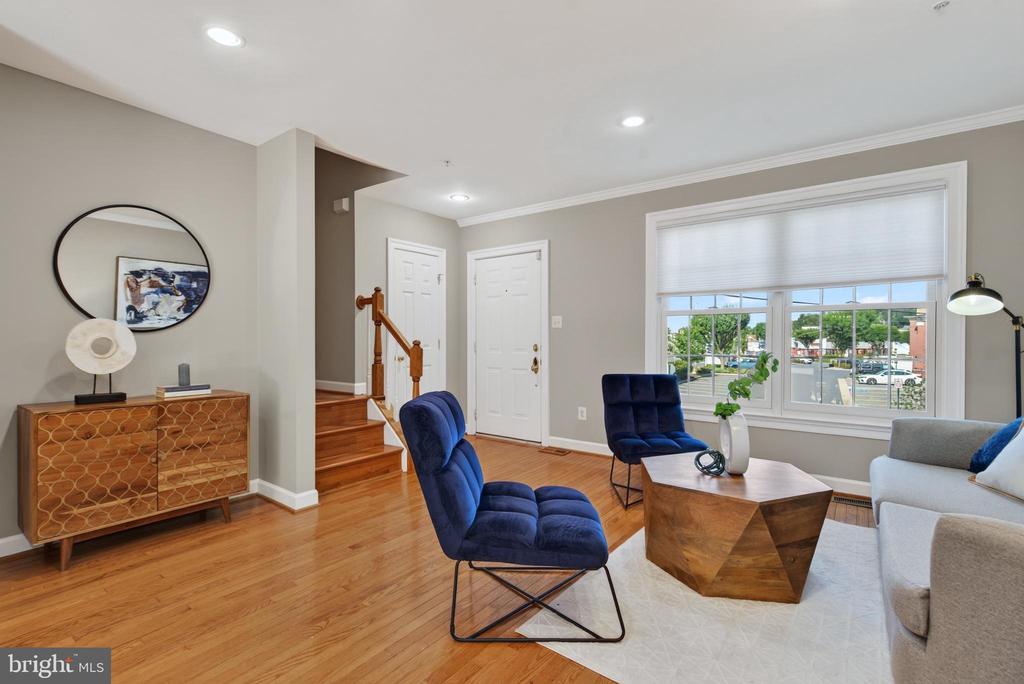 2402 N GREENBRIER COURT