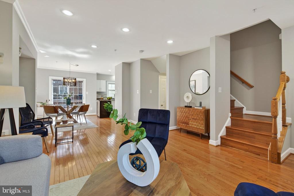 2402 N GREENBRIER COURT