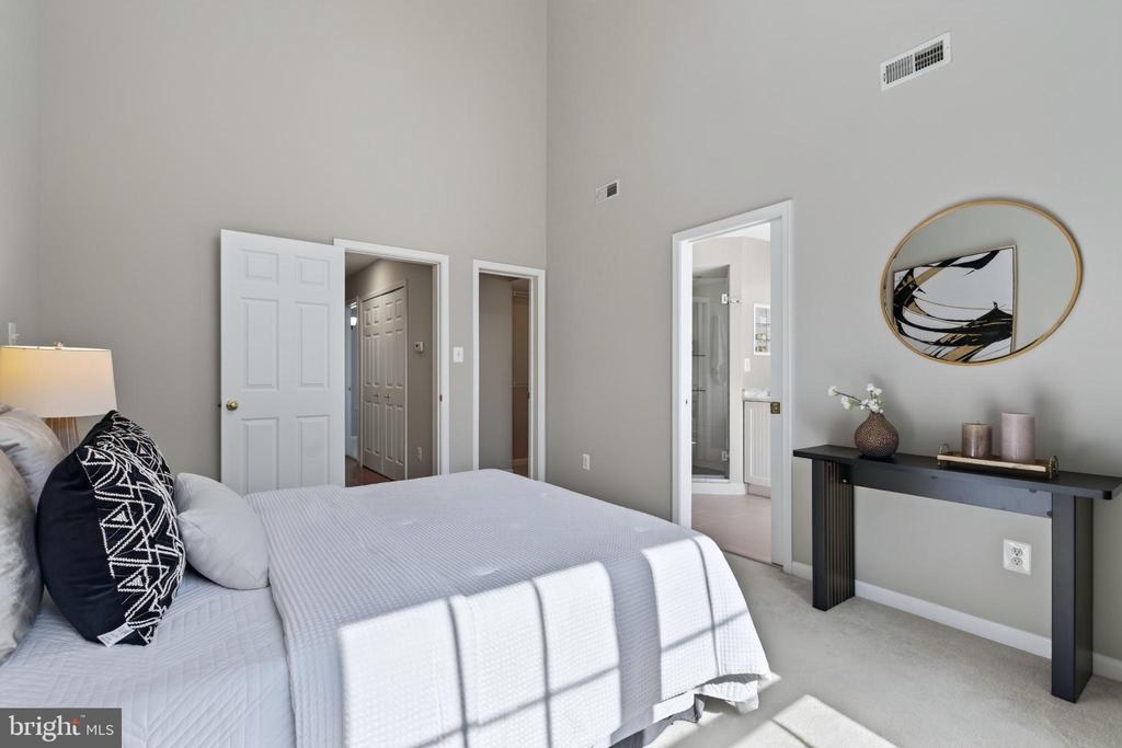 2402 N GREENBRIER COURT