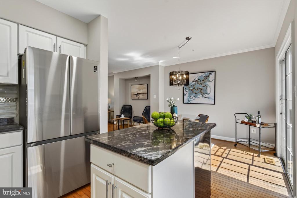 2402 N GREENBRIER COURT