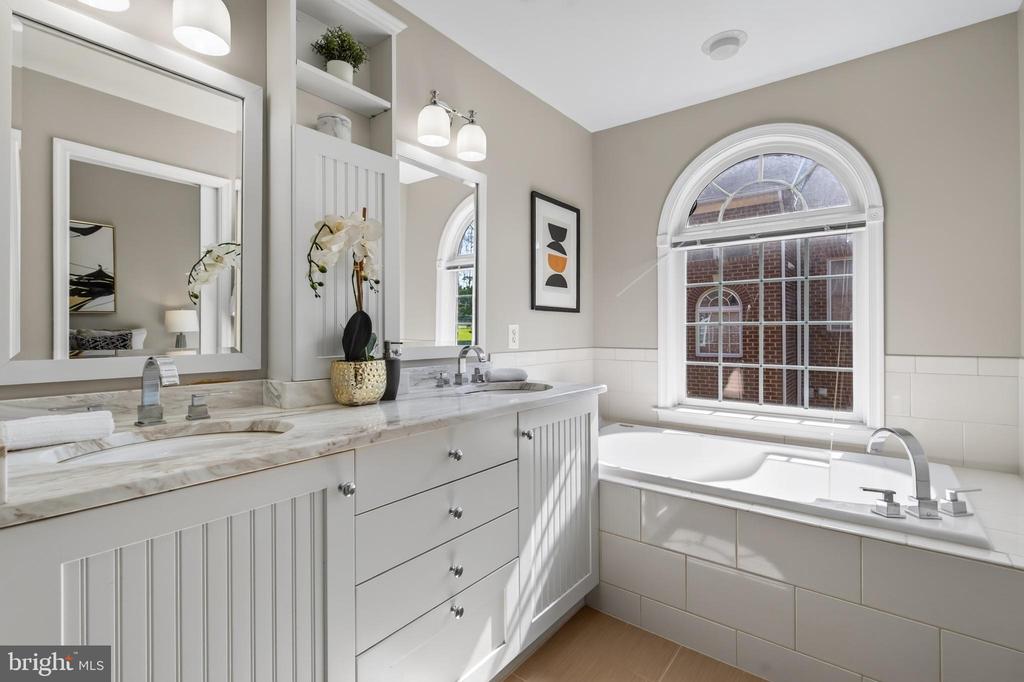 2402 N GREENBRIER COURT