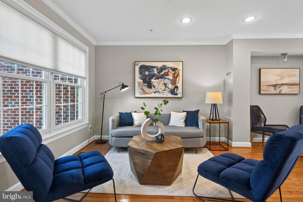 2402 N GREENBRIER COURT