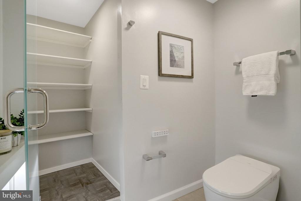 1300 CRYSTAL DRIVE Unit: 601S
