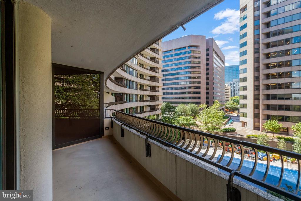 1300 CRYSTAL DRIVE Unit: 601S