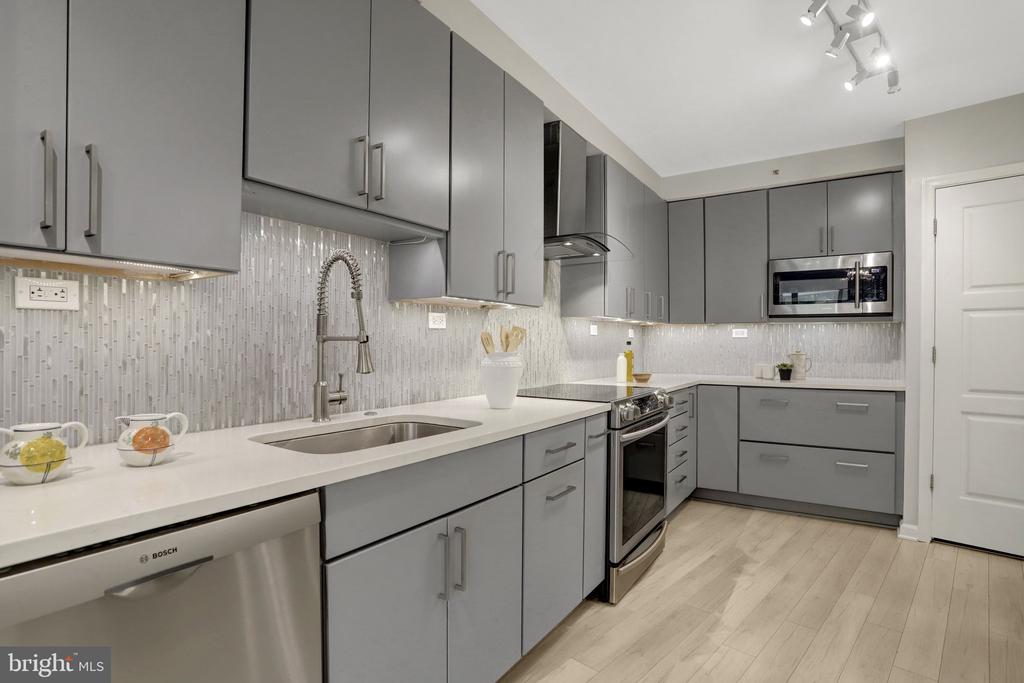 1300 CRYSTAL DRIVE Unit: 601S