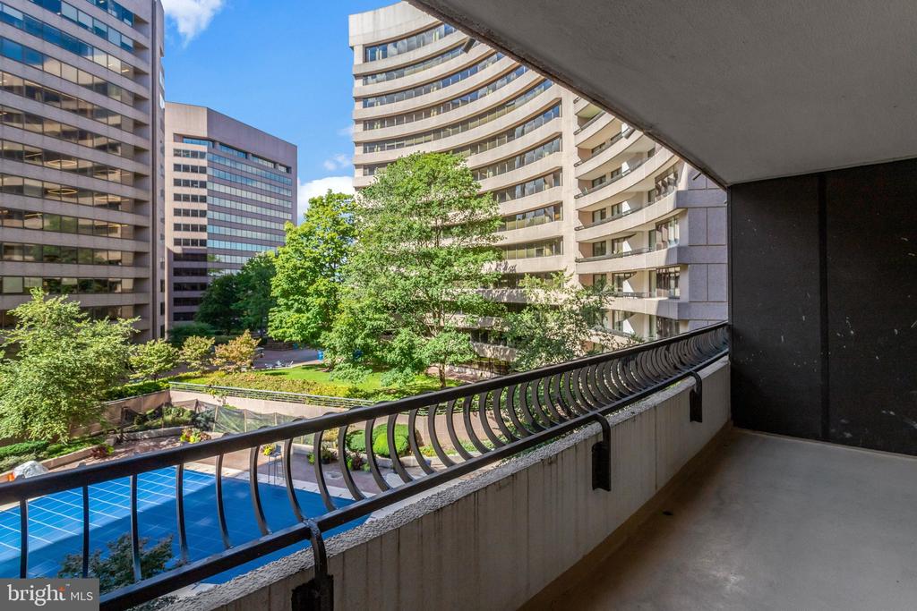 1300 CRYSTAL DRIVE Unit: 601S