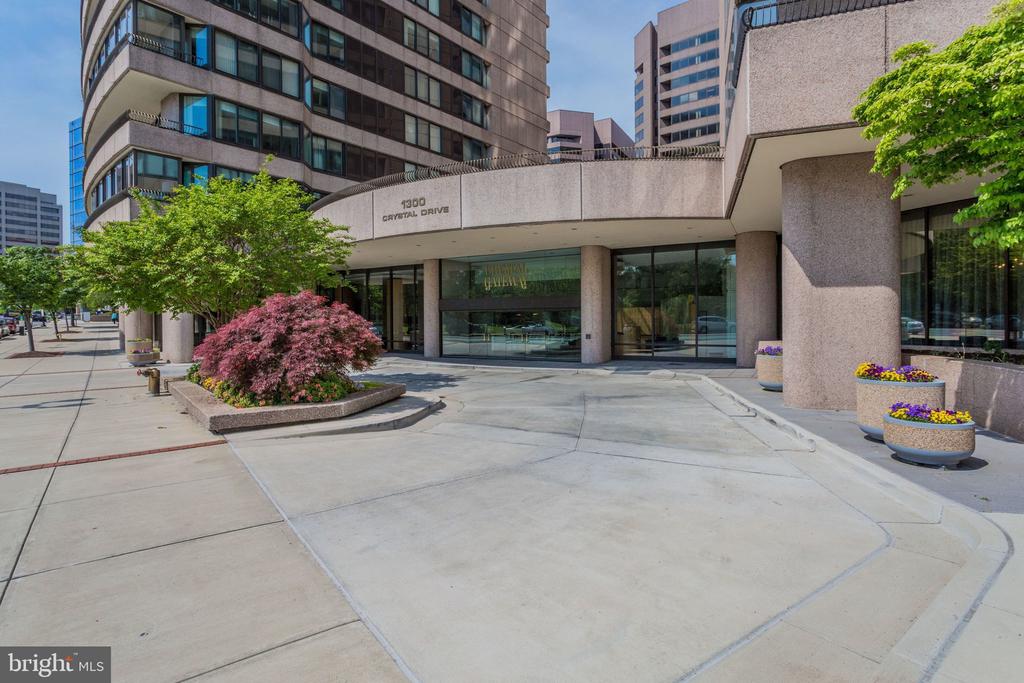 1300 CRYSTAL DRIVE Unit: 601S