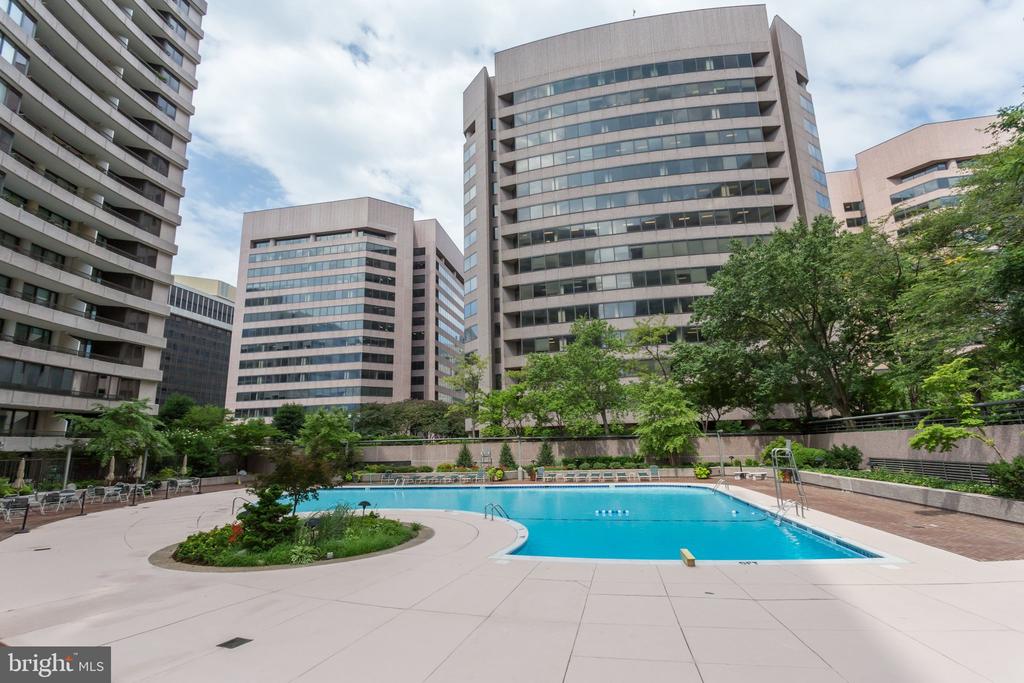 1300 CRYSTAL DRIVE Unit: 601S