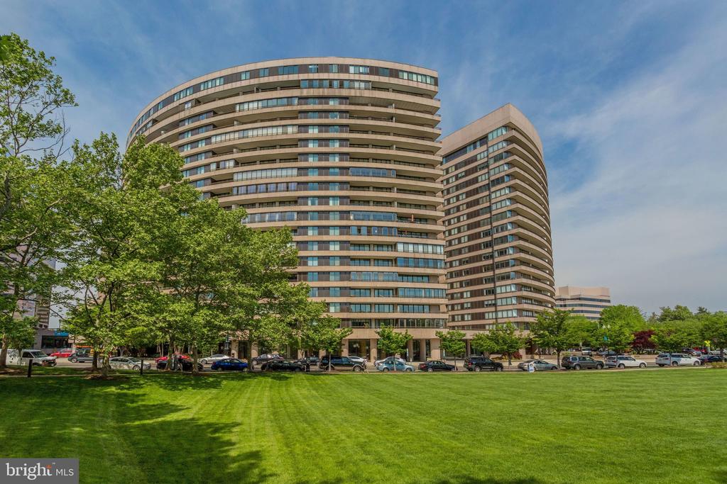 1300 CRYSTAL DRIVE Unit: 401S
