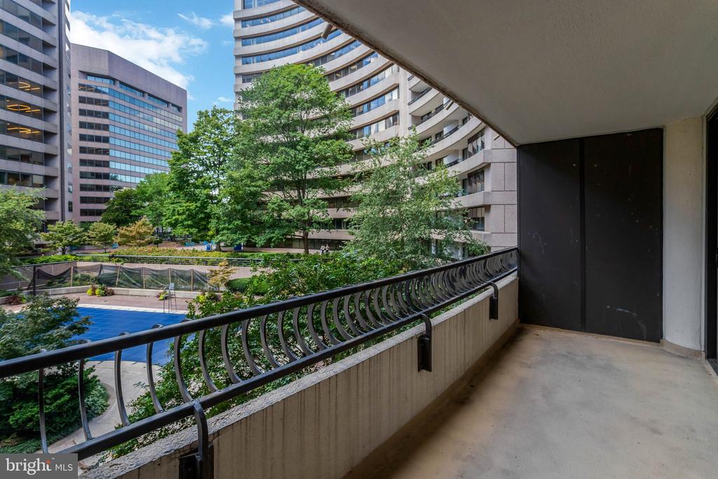 1300 CRYSTAL DRIVE Unit: 401S