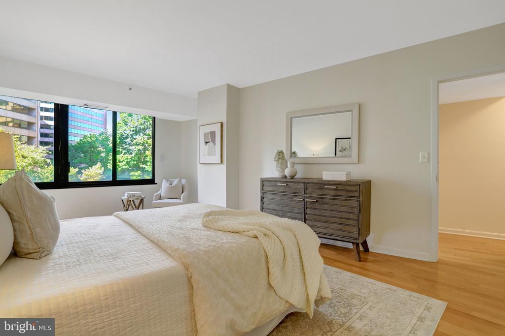 1300 CRYSTAL DRIVE Unit: 401S