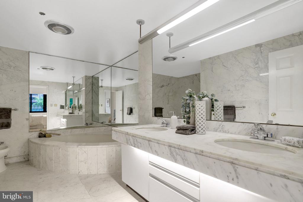1300 CRYSTAL DRIVE Unit: 401S