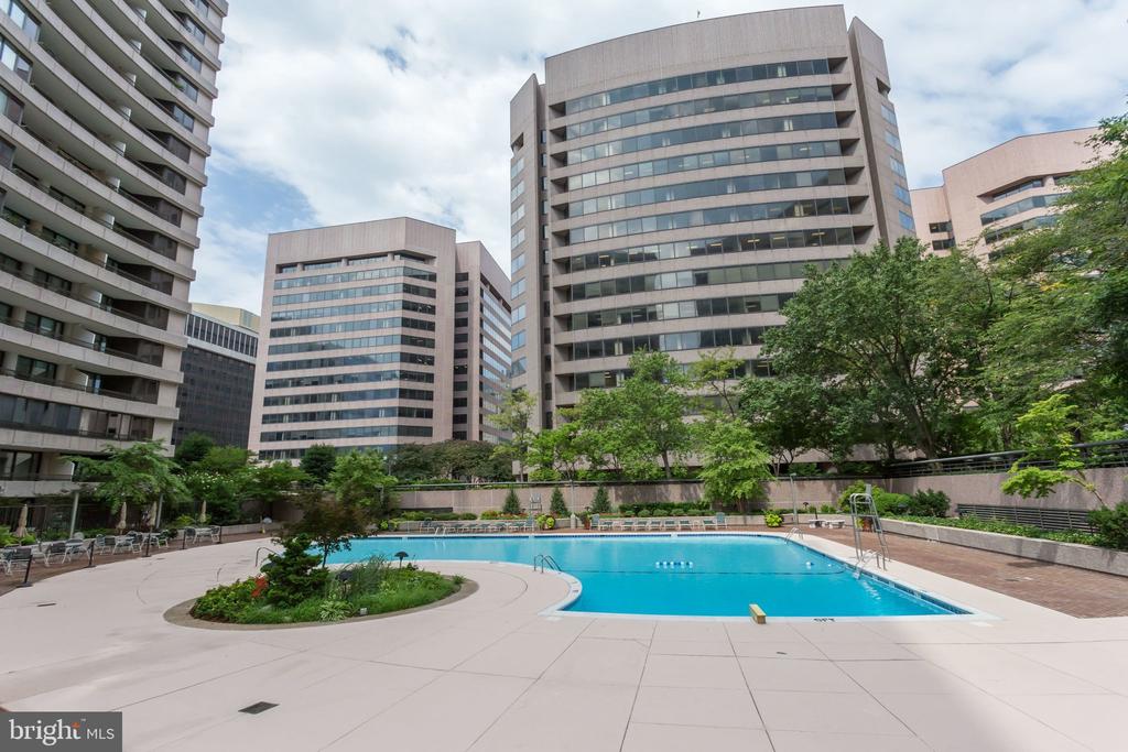 1300 CRYSTAL DRIVE Unit: 401S
