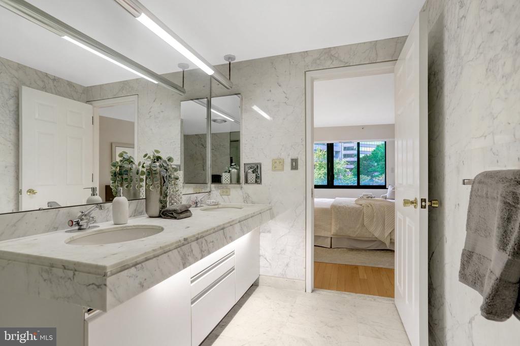 1300 CRYSTAL DRIVE Unit: 401S