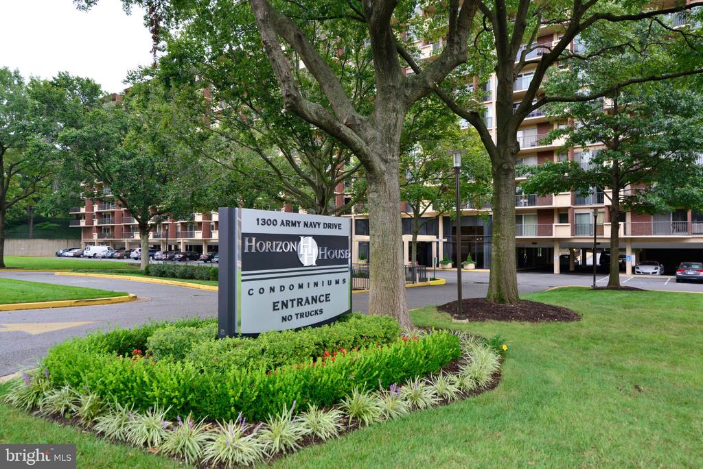 1300 ARMY NAVY DRIVE Unit: 823