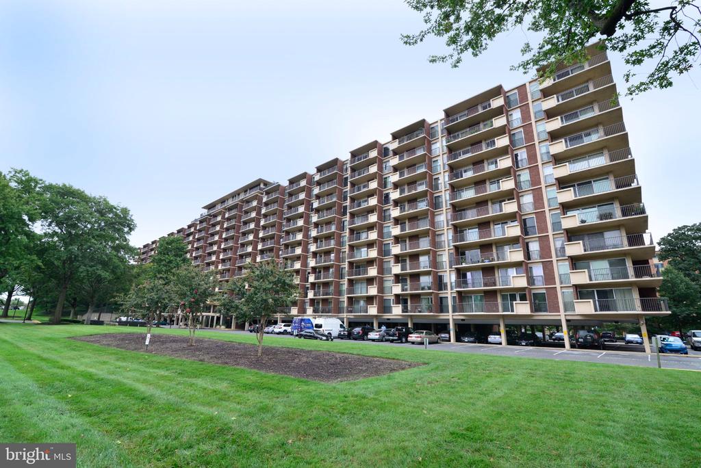 1300 ARMY NAVY DRIVE Unit: 823