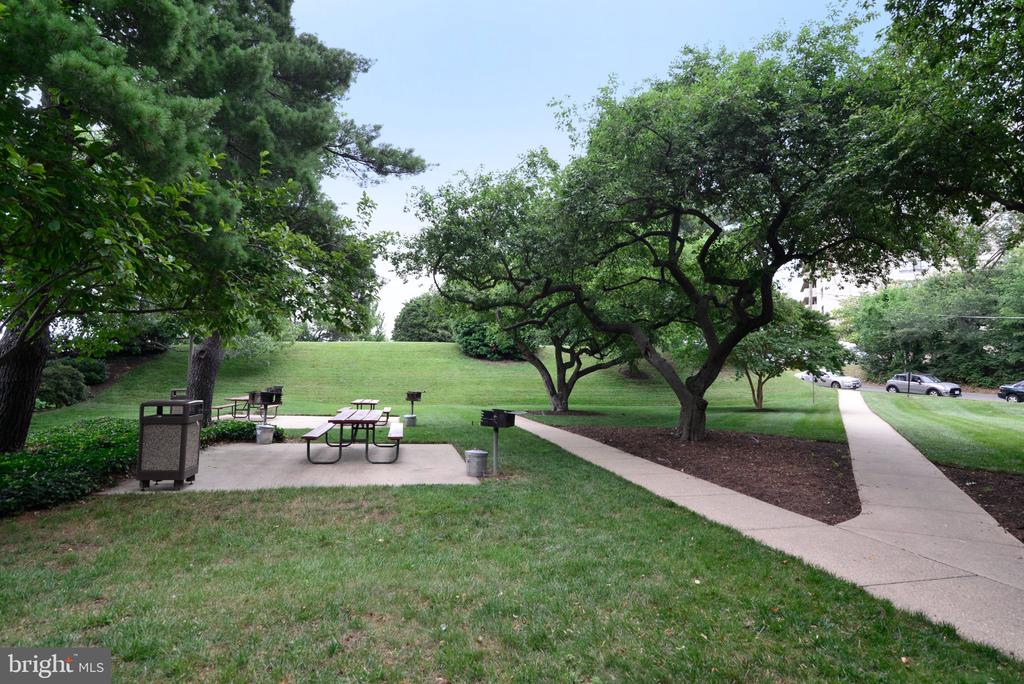 1300 ARMY NAVY DRIVE Unit: 823