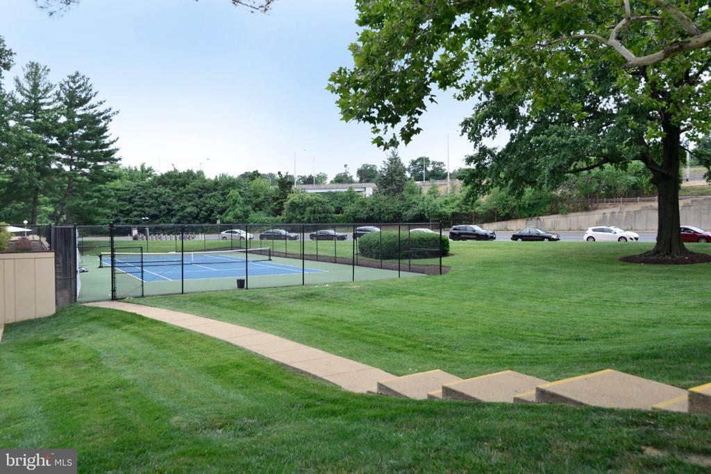 1300 ARMY NAVY DRIVE Unit: 823