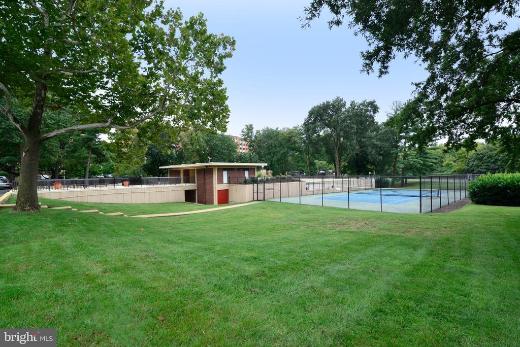 1300 ARMY NAVY DRIVE Unit: 823