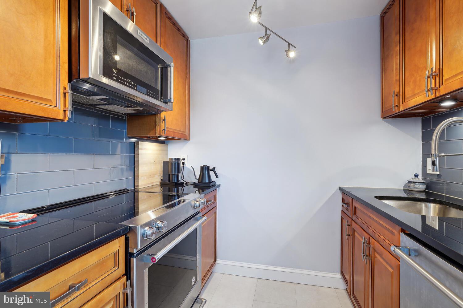 1636 W ABINGDON DRIVE W 201