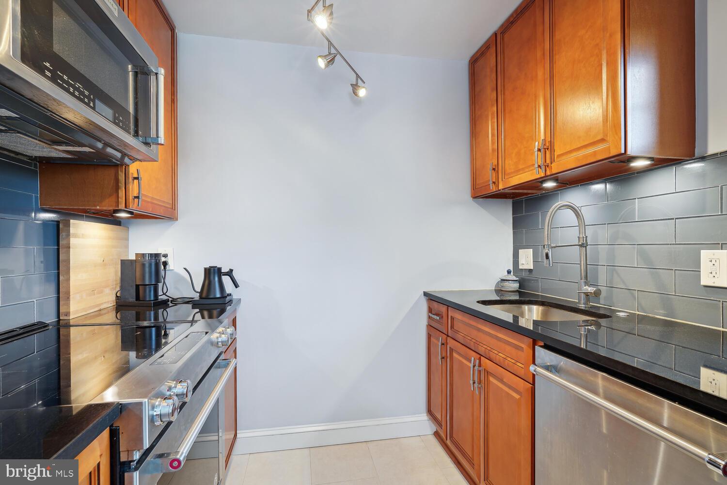 1636 W ABINGDON DRIVE W 201
