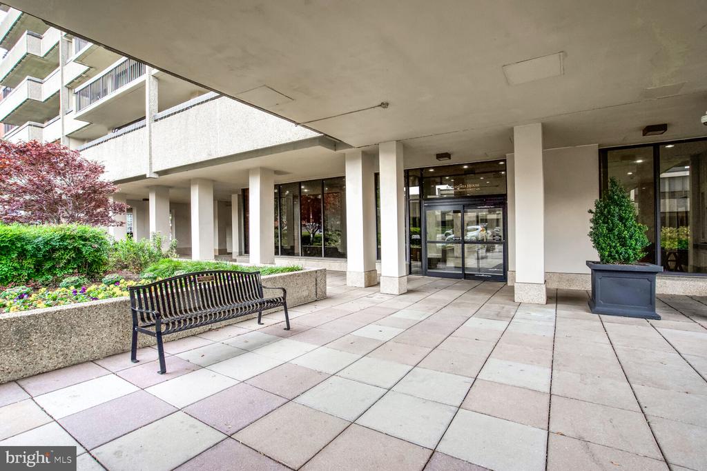 400 MADISON STREET 702