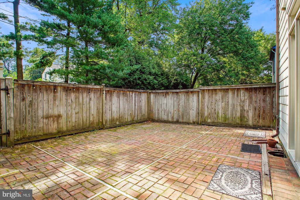 450 W GLEBE ROAD