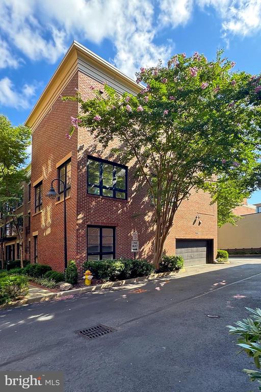 715 N FAYETTE STREET