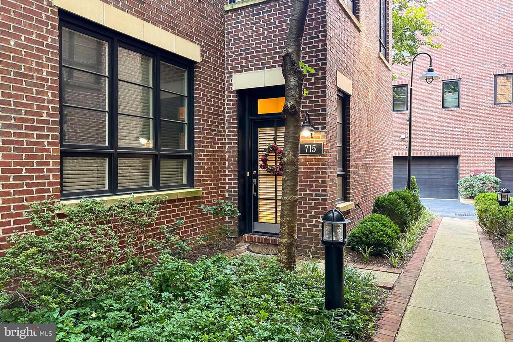 715 N FAYETTE STREET