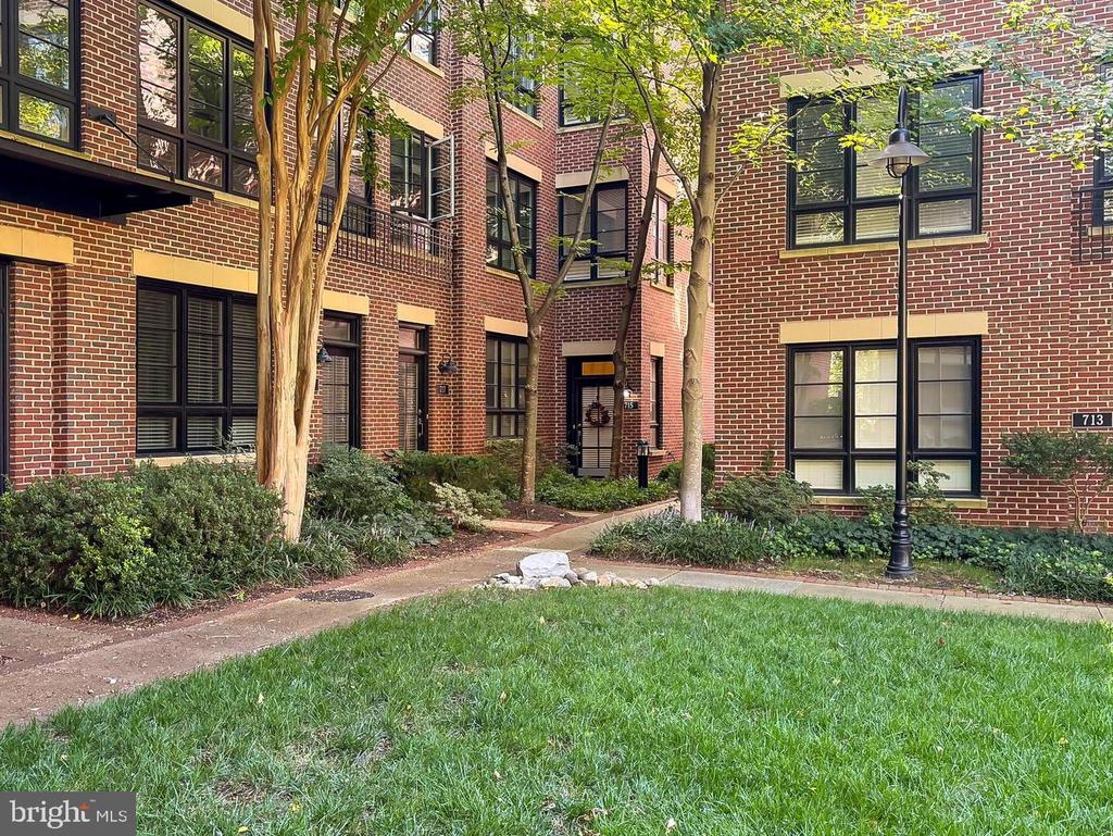 715 N FAYETTE STREET