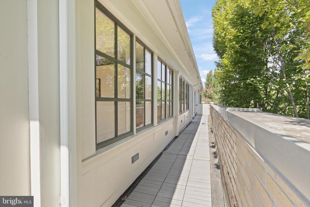 1210 QUEEN STREET 8