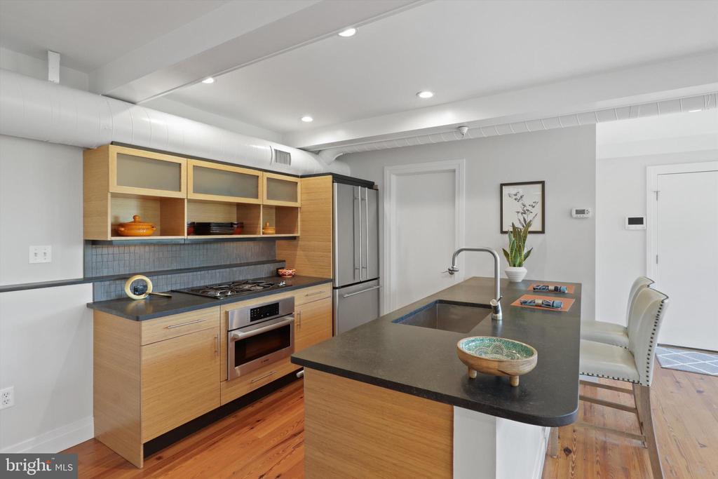 1210 QUEEN STREET 8