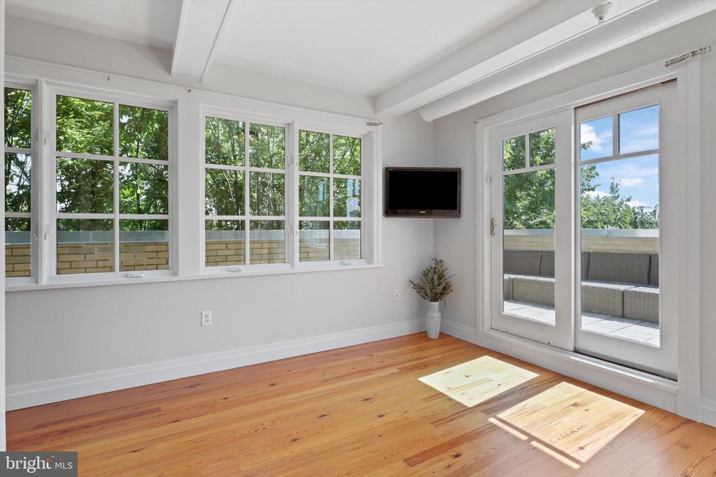 1210 QUEEN STREET 8