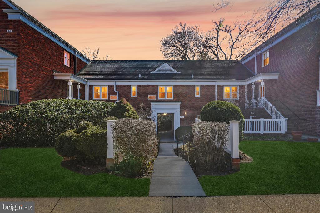 1538 MOUNT EAGLE PLACE