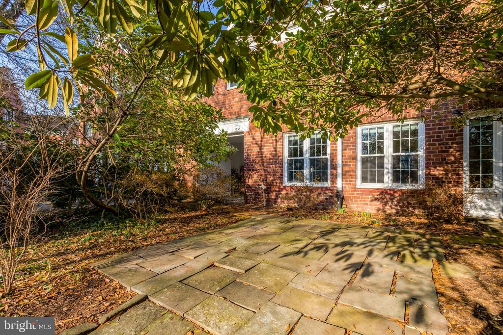 1538 MOUNT EAGLE PLACE