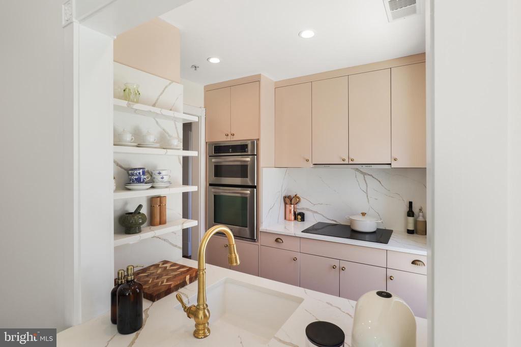 900 N WASHINGTON STREET 201E