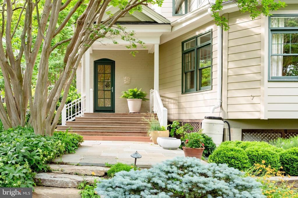 120 W MAPLE STREET