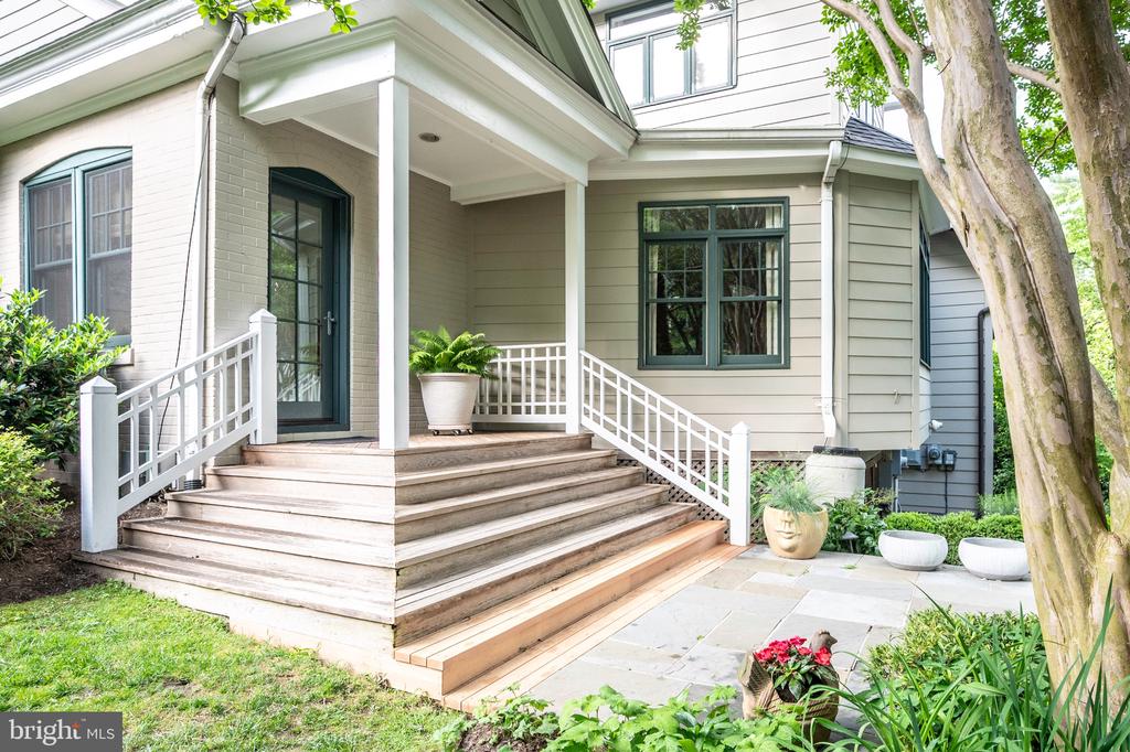 120 W MAPLE STREET