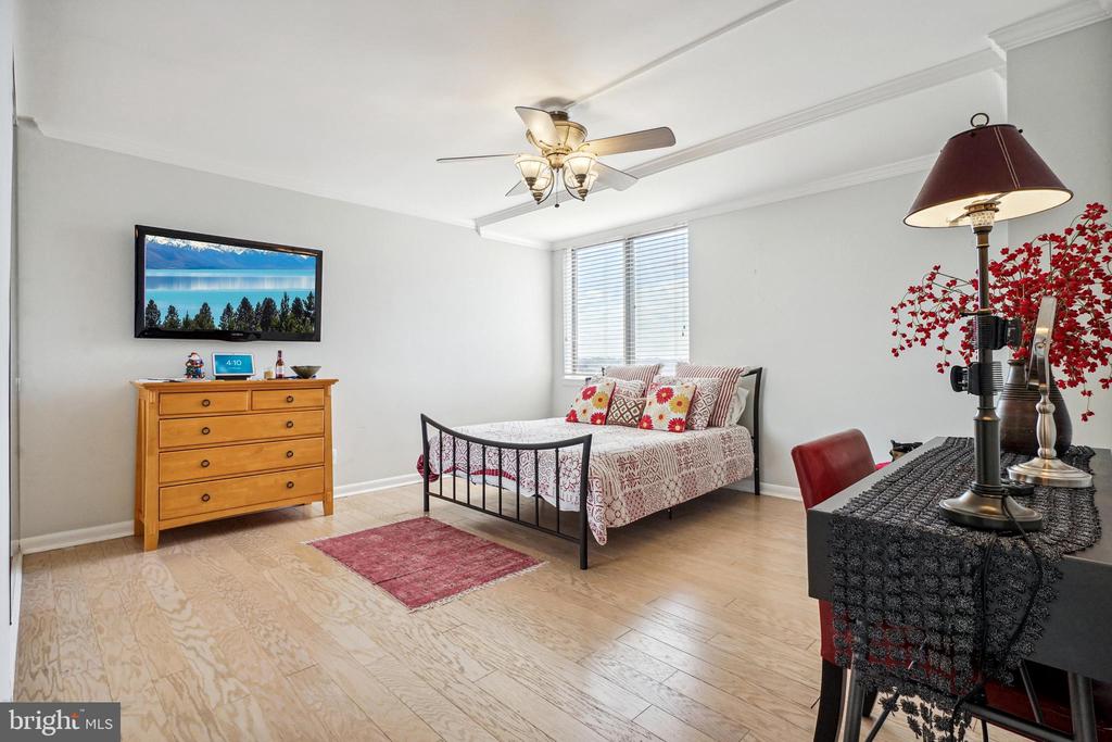 501 SLATERS LANE 1222