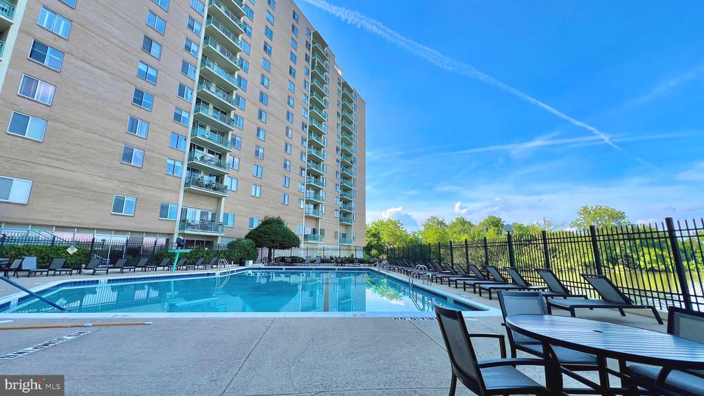 501 SLATERS LANE 1222