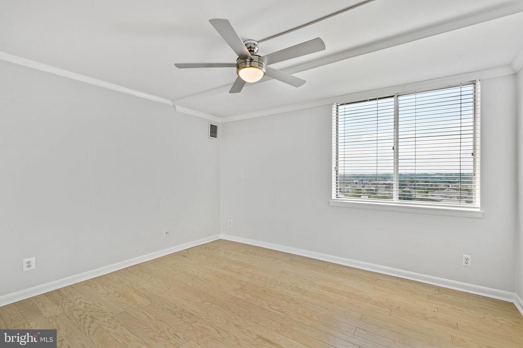 501 SLATERS LANE 1222