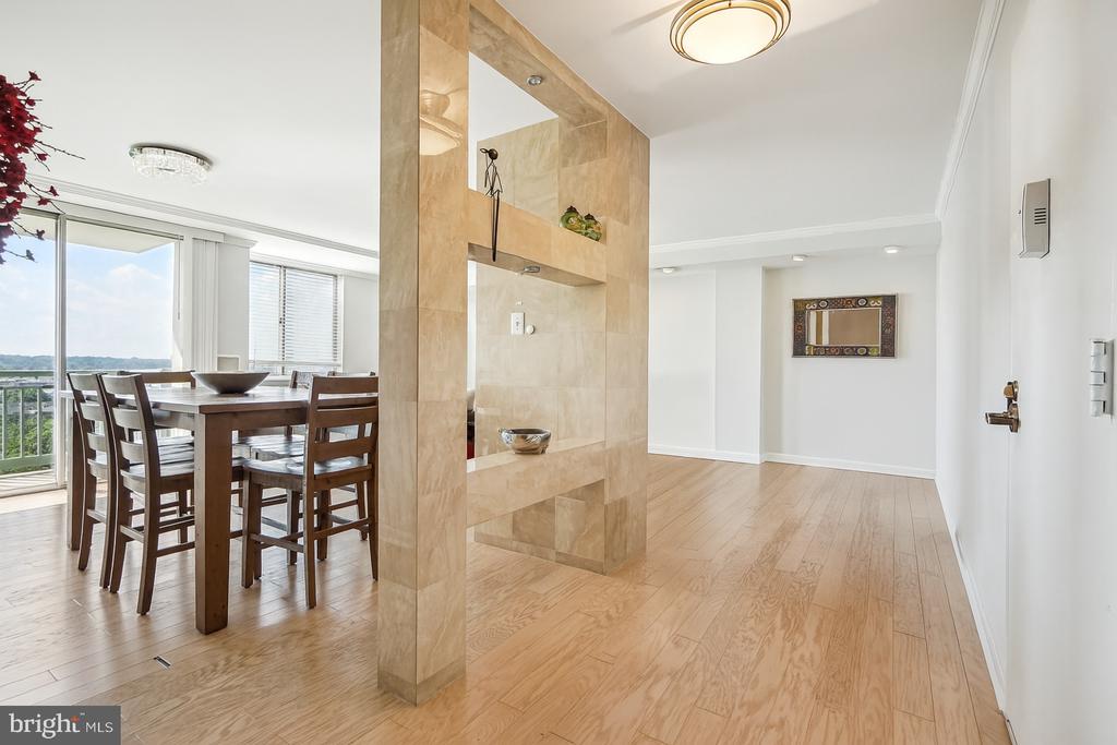501 SLATERS LANE 1222