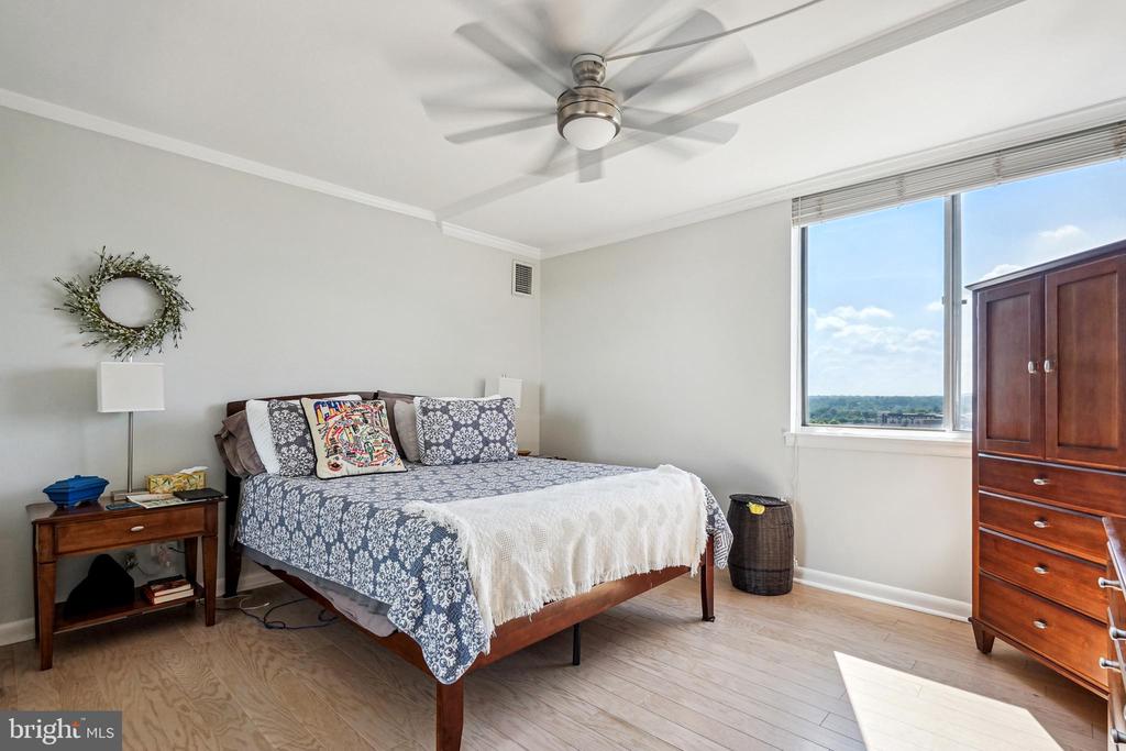 501 SLATERS LANE 1222