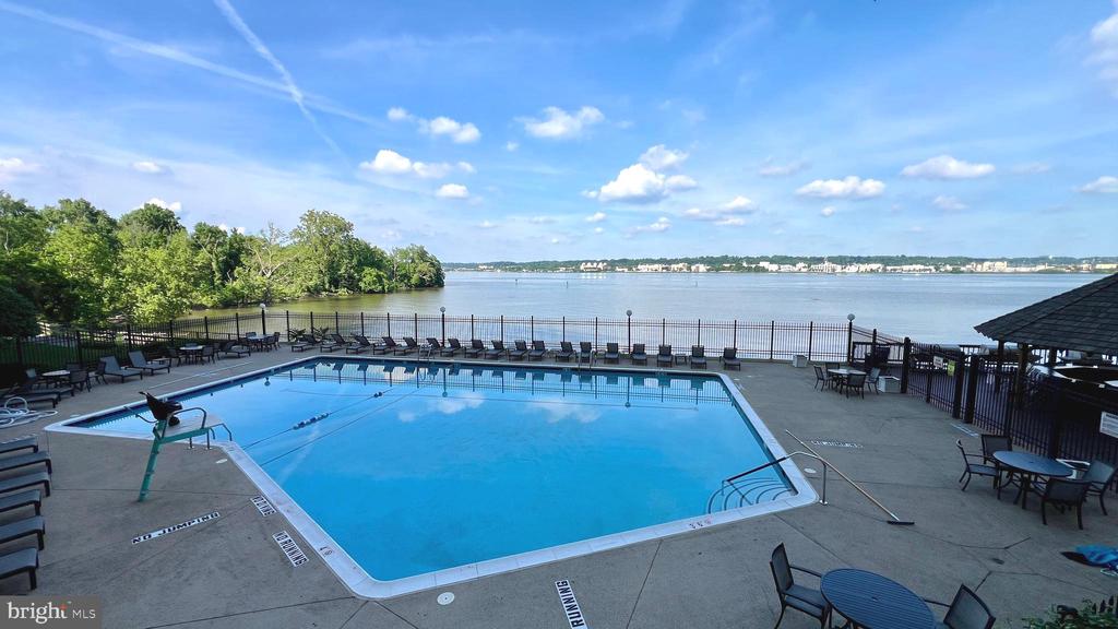501 SLATERS LANE 1222